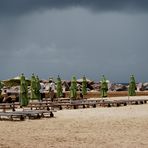 dunkle Wolken über dem Strand