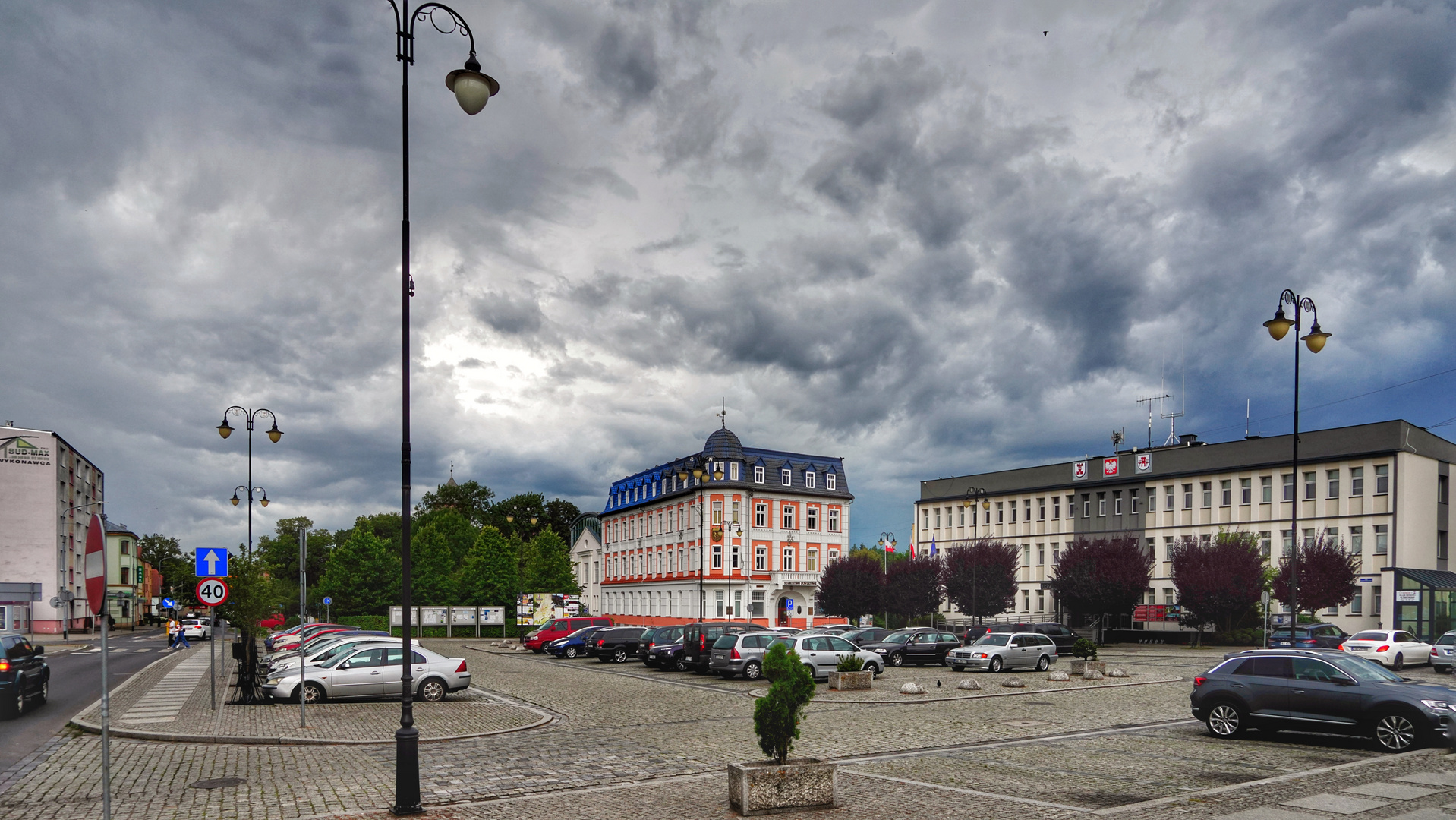 dunkle Wolken über dem Verfassungs-Platz ...