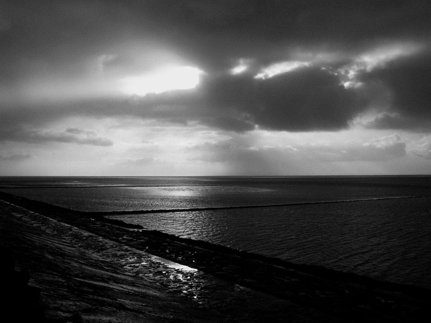 Dunkle Wolken über dem Wattenmeer