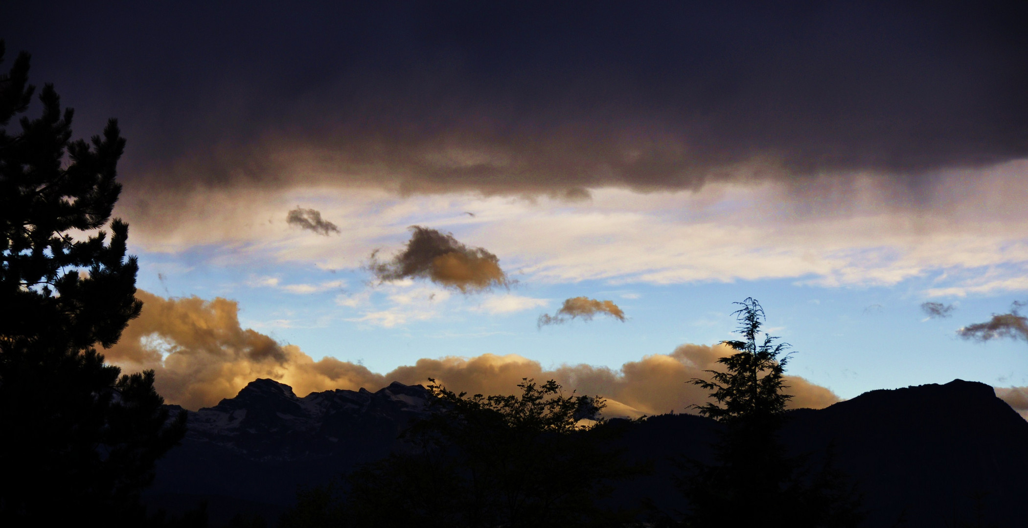 Dunkle Wolken über den Bergen