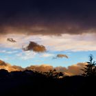 Dunkle Wolken über den Bergen