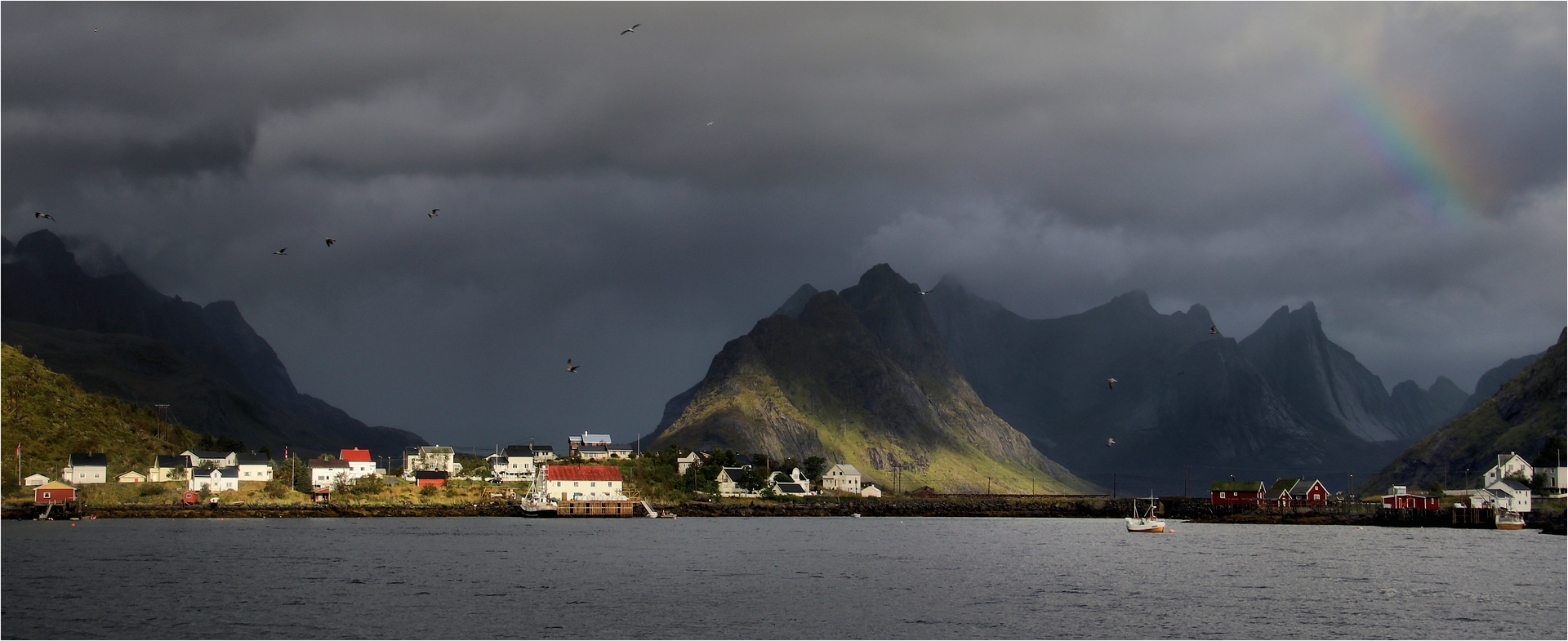 DUNKLE WOLKEN ÜBER DEN LOFOTEN