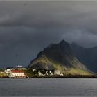 DUNKLE WOLKEN ÜBER DEN LOFOTEN