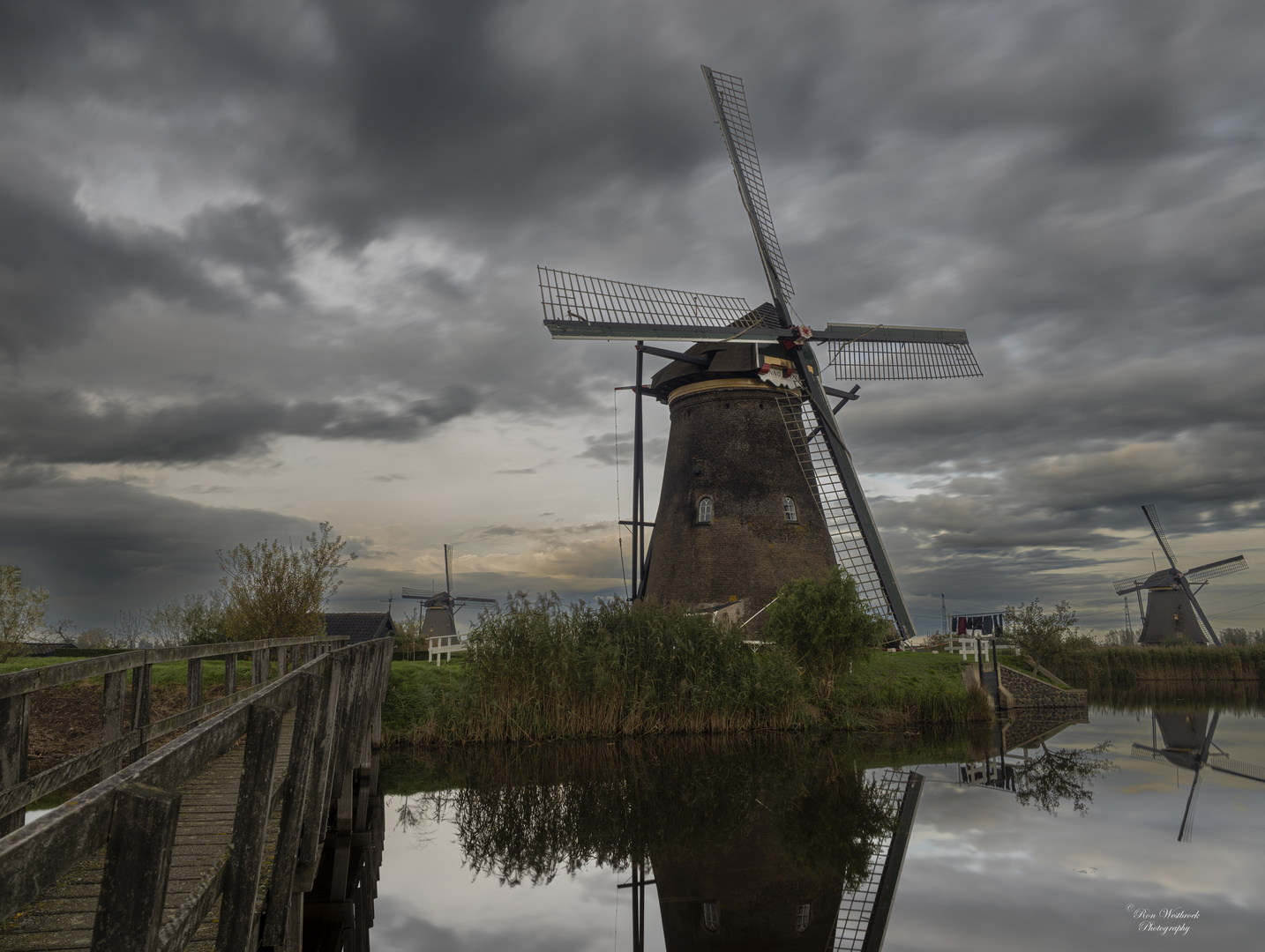 Dunkle Wolken über den Windmühlen.