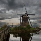 Dunkle Wolken über den Windmühlen.