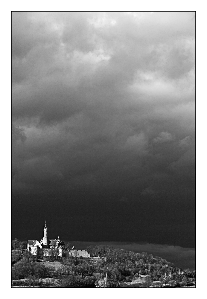 Dunkle Wolken über der Burg