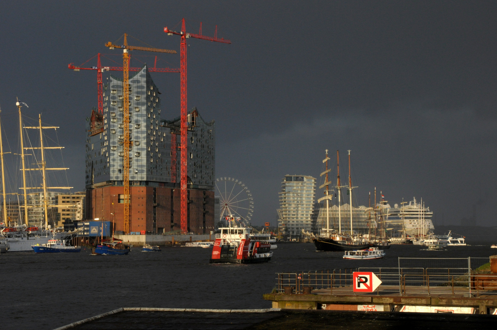 Dunkle Wolken über der Elbphilharmonie ???