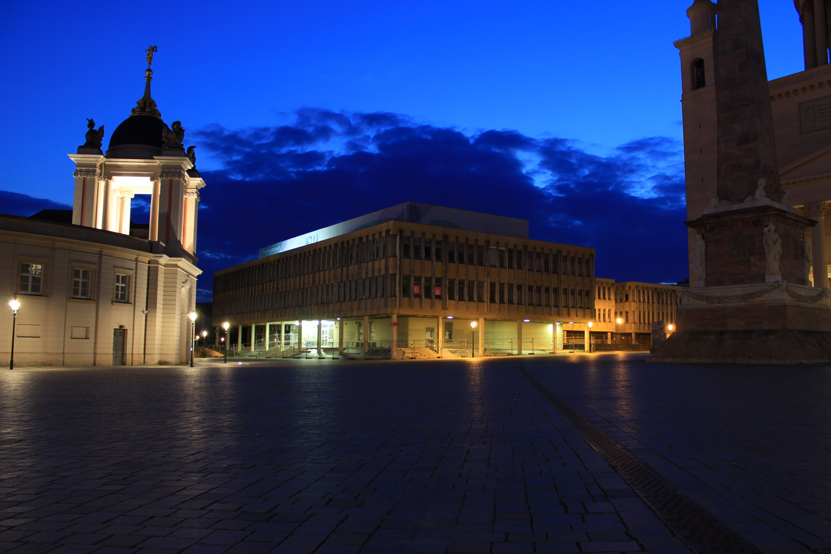 Dunkle Wolken über der Fachhochschule 