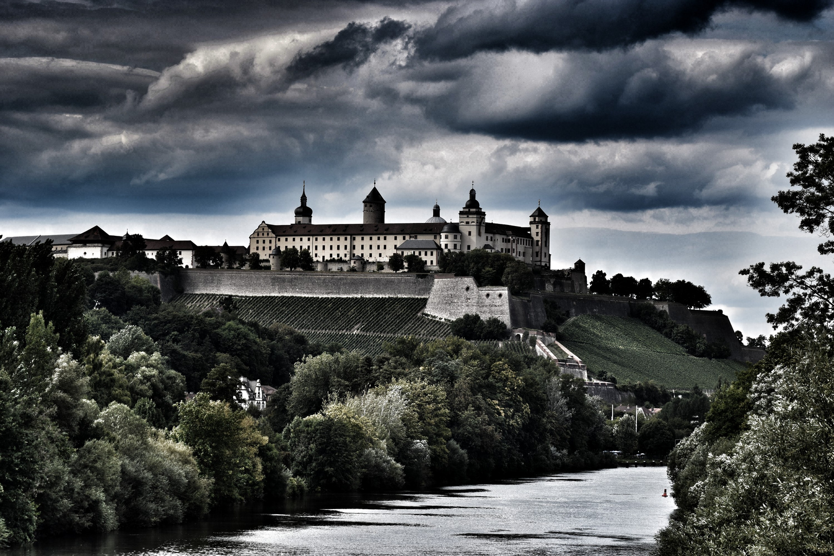 Dunkle Wolken über der Festung