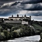 Dunkle Wolken über der Festung