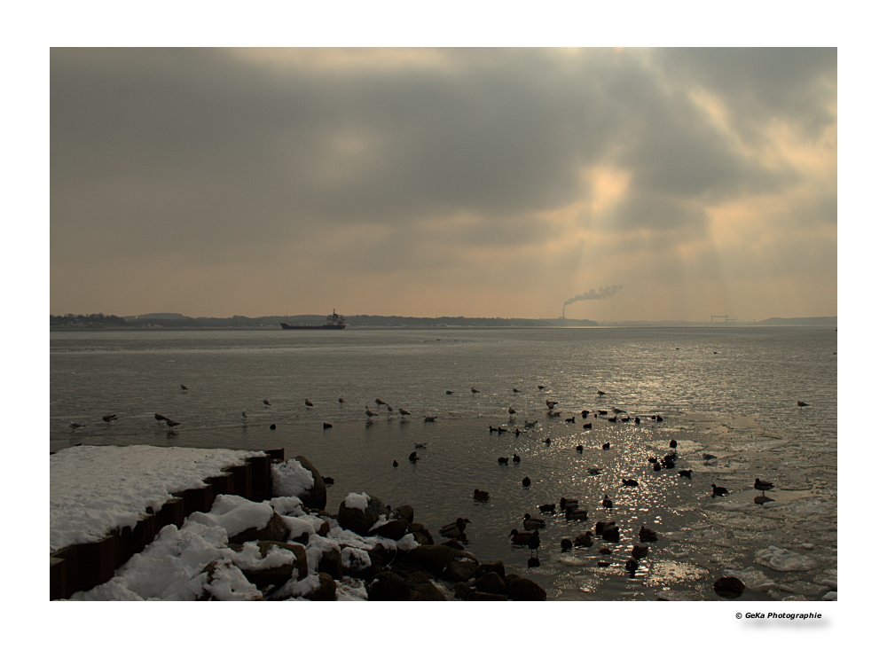 Dunkle Wolken über der Förde