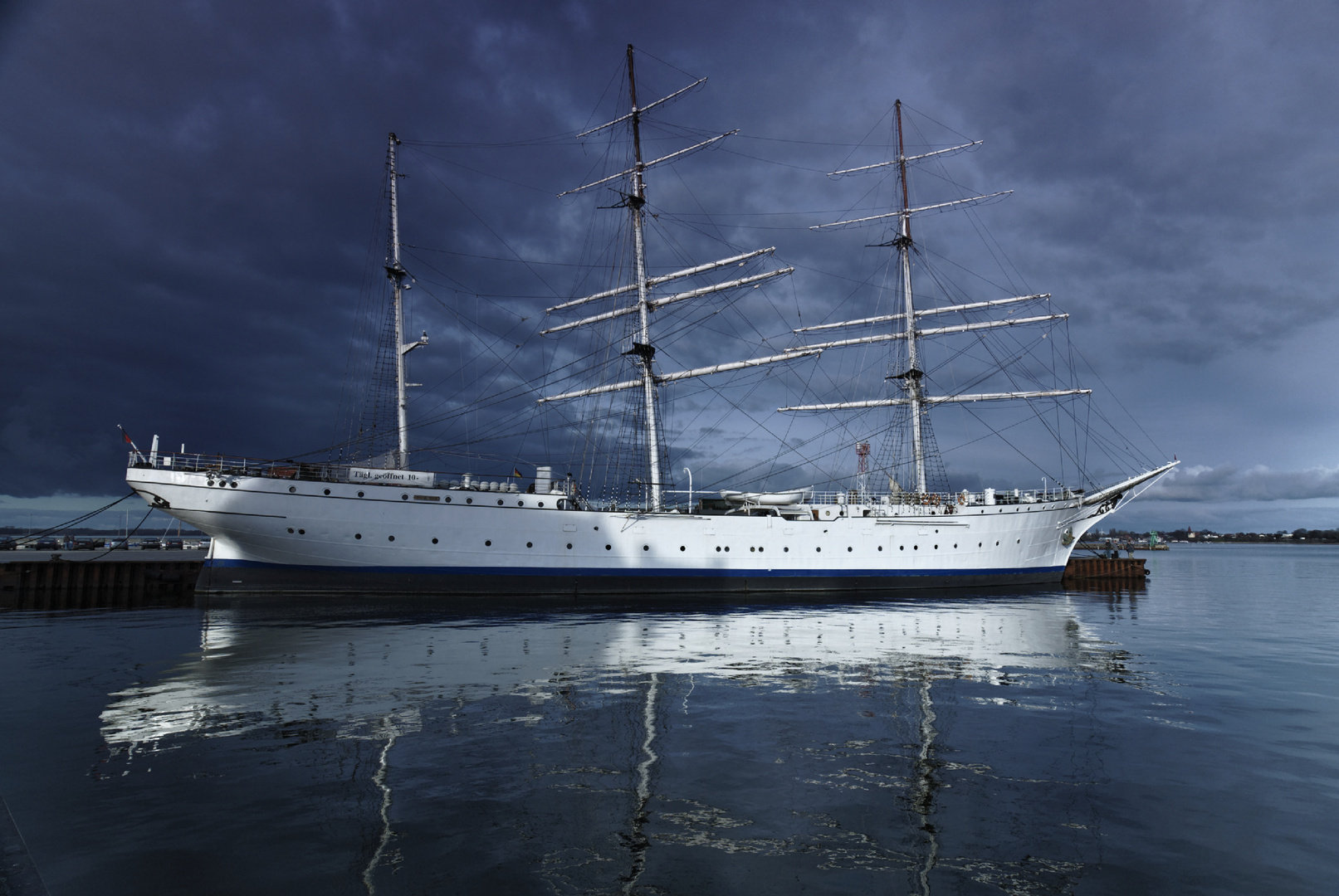 ... dunkle Wolken über der Gorch Fock