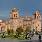 Dunkle Wolken über der Kathedrale von Cusco