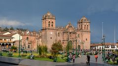 Dunkle Wolken über der Kathedrale von Cusco