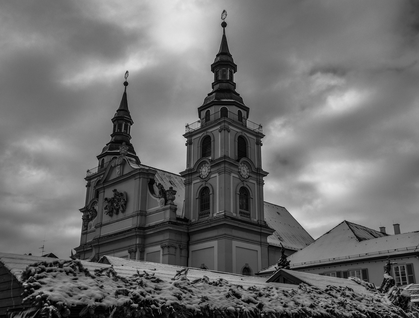 Dunkle Wolken über der Kirche