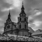 Dunkle Wolken über der Kirche