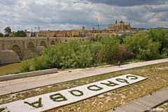 Dunkle Wolken über der Mezquita