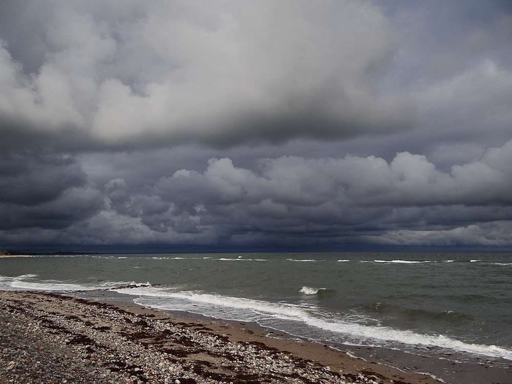 Dunkle Wolken über der Ostsee