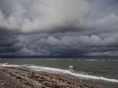 Dunkle Wolken über der Ostsee