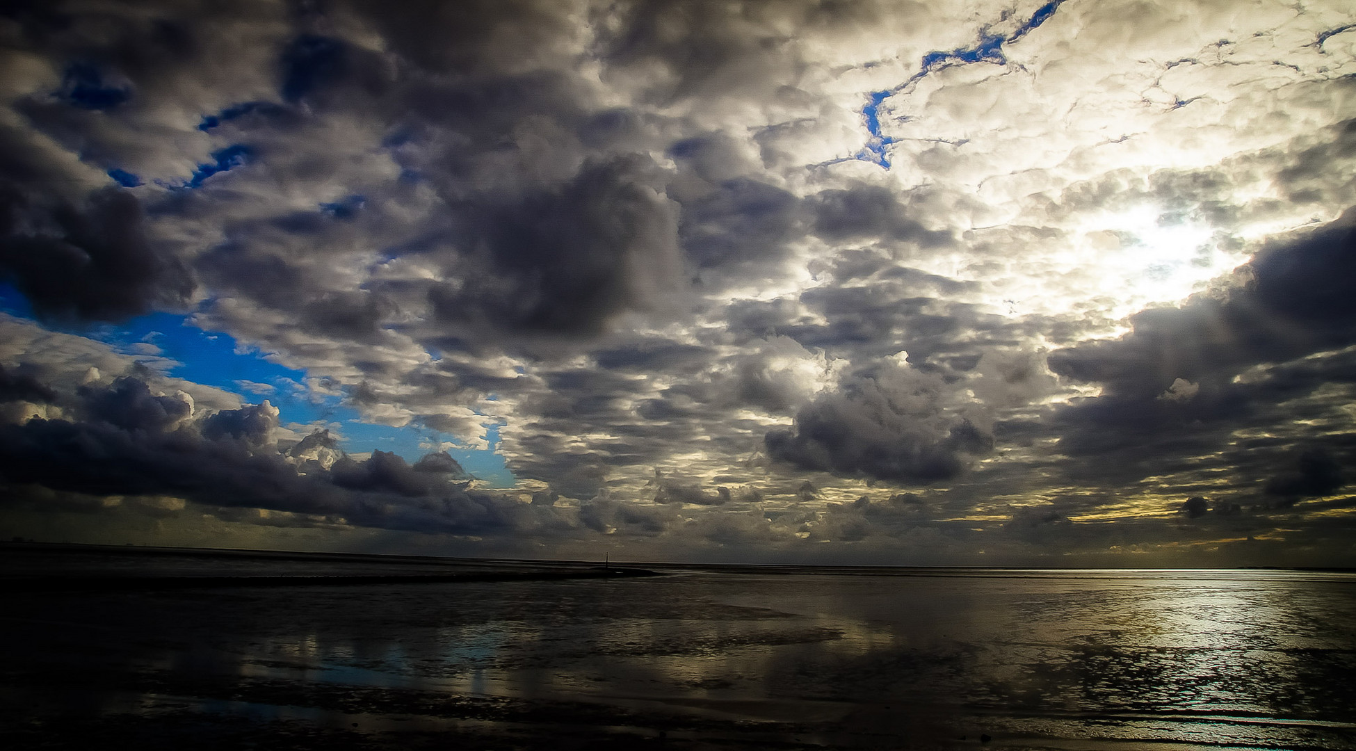 Dunkle Wolken über der See.... 