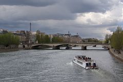 Dunkle Wolken über der Seine