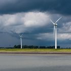 Dunkle Wolken über der Windenergie