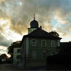 dunkle Wolken über die Kirche 