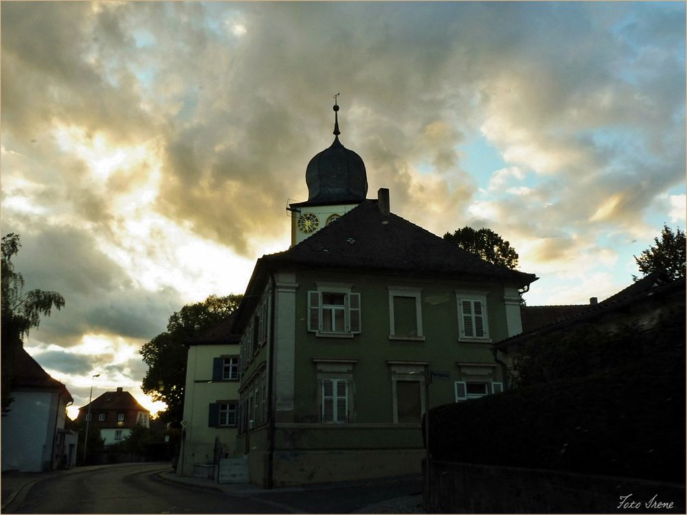 dunkle Wolken über die Kirche 