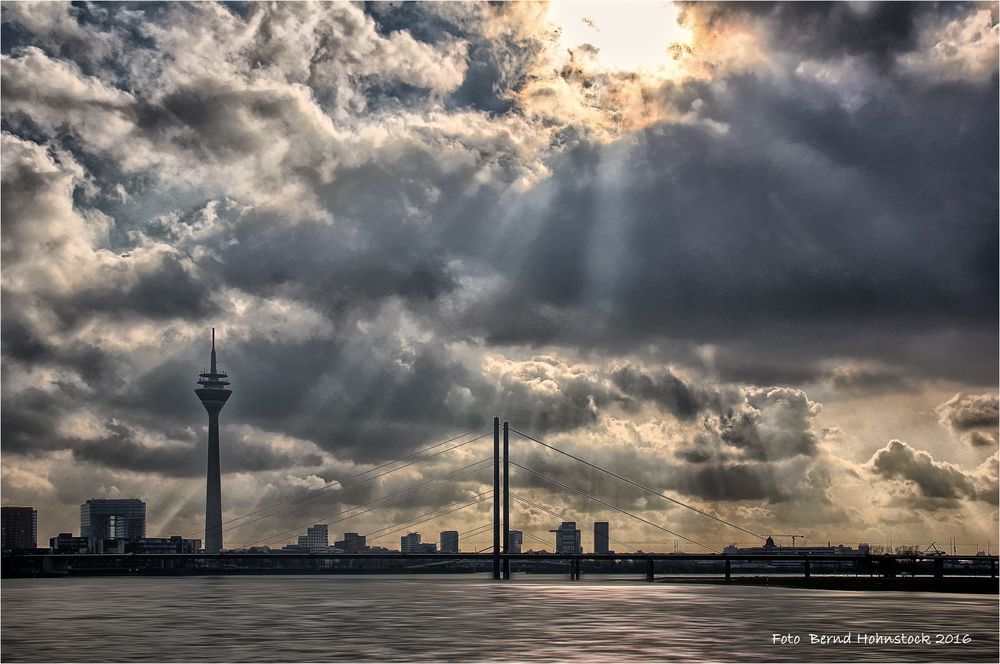 Dunkle Wolken über Düsseldorf ....