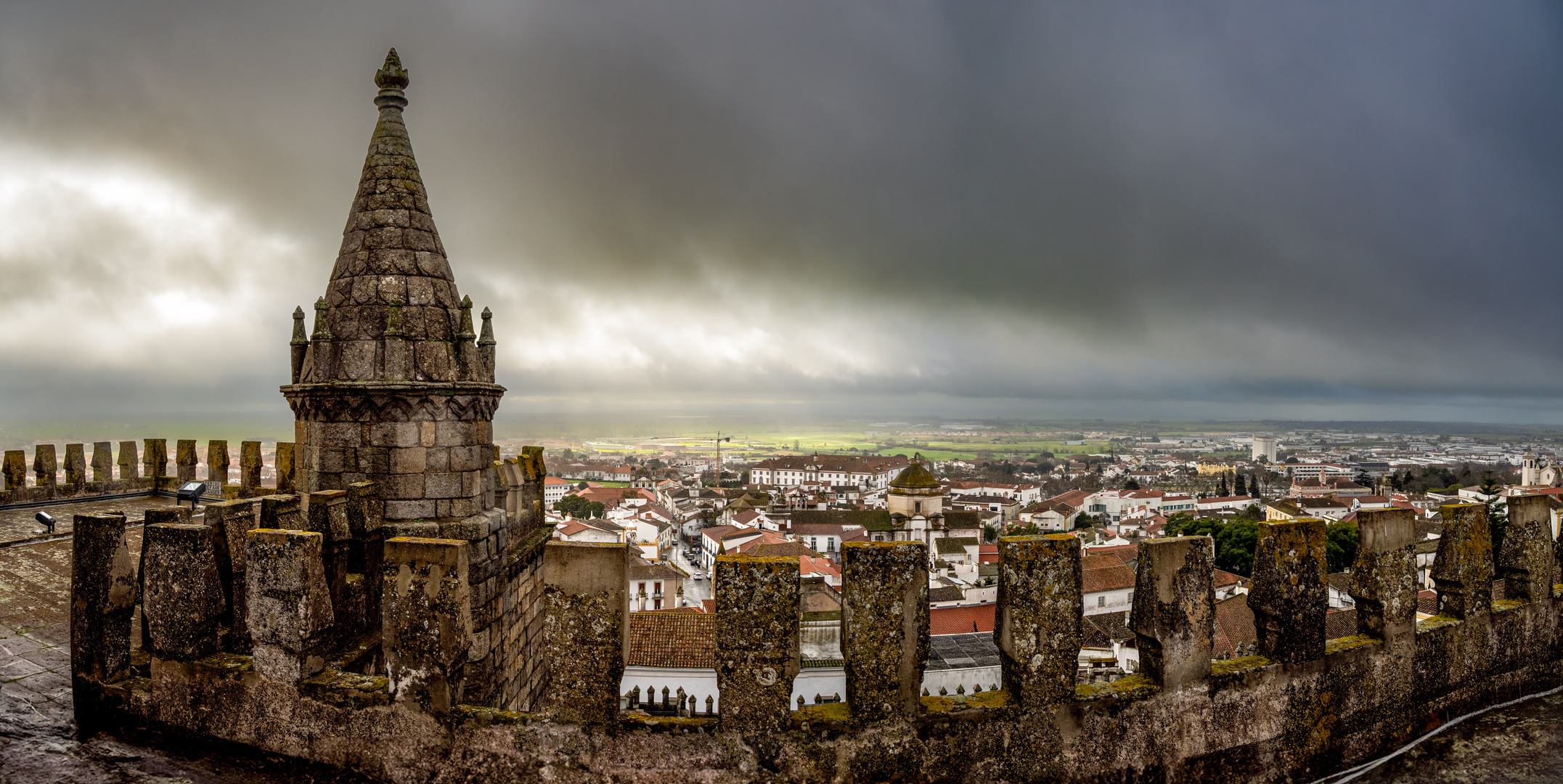 Dunkle Wolken über Evora