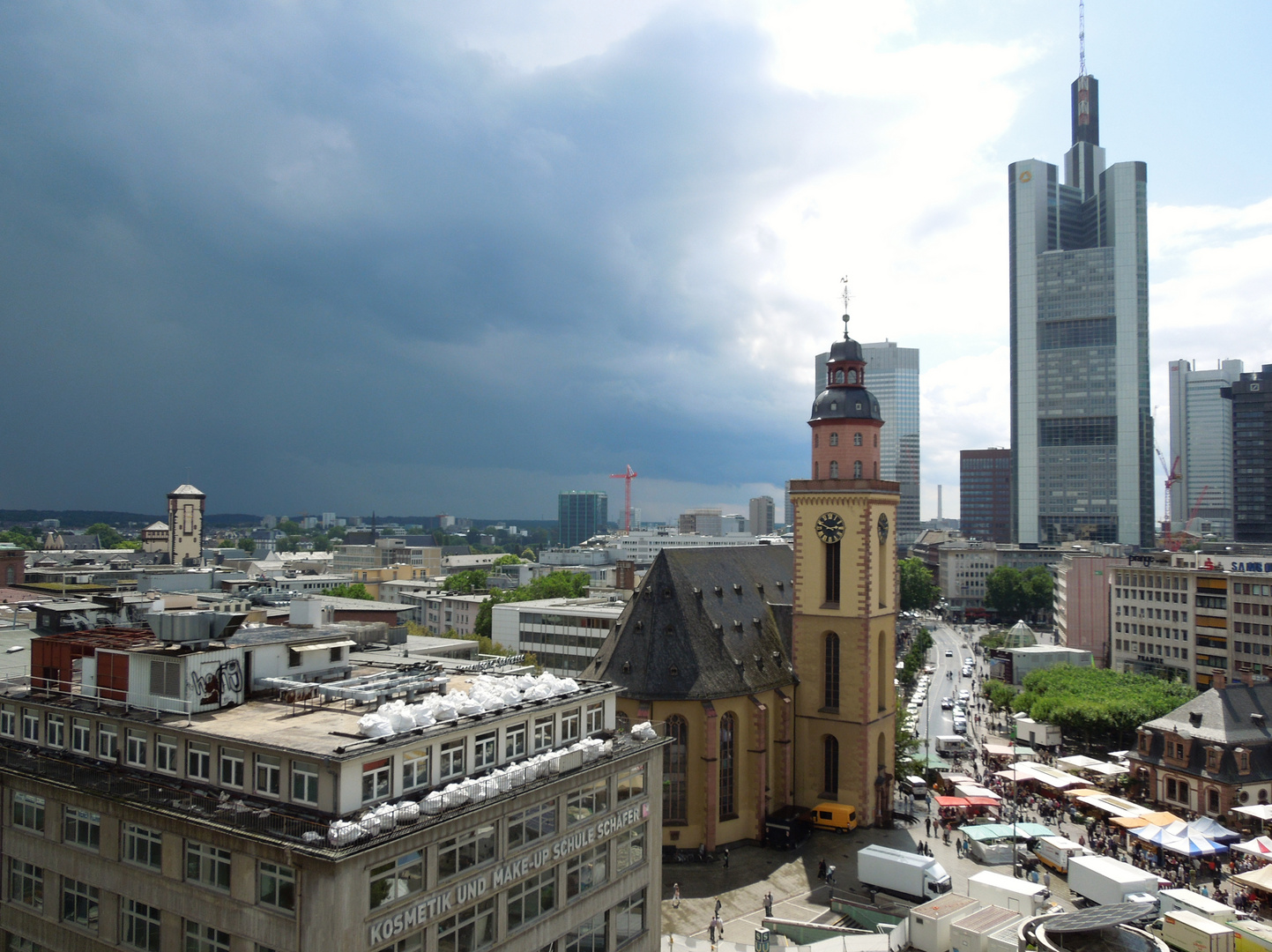 dunkle Wolken über Frankfurt -1-