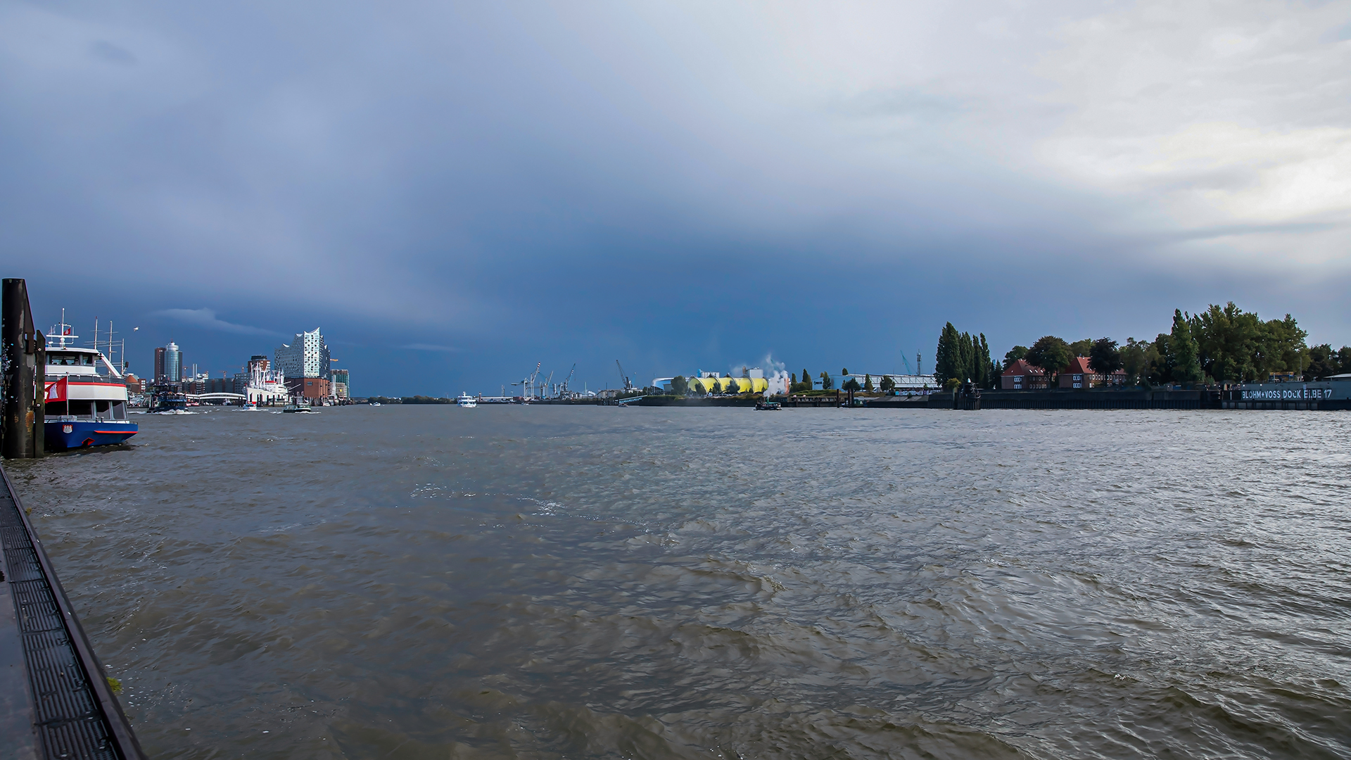 Dunkle Wolken über Hamburg