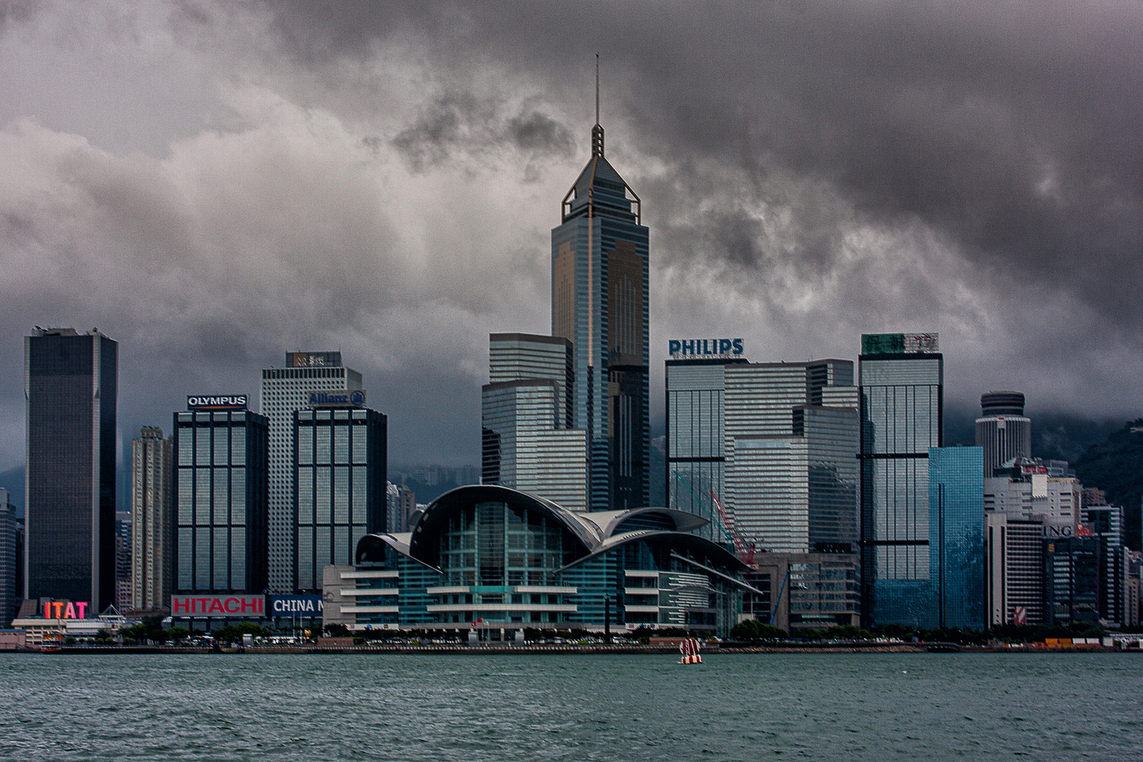 Dunkle Wolken über Hongkong