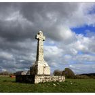 Dunkle Wolken über Kreuz