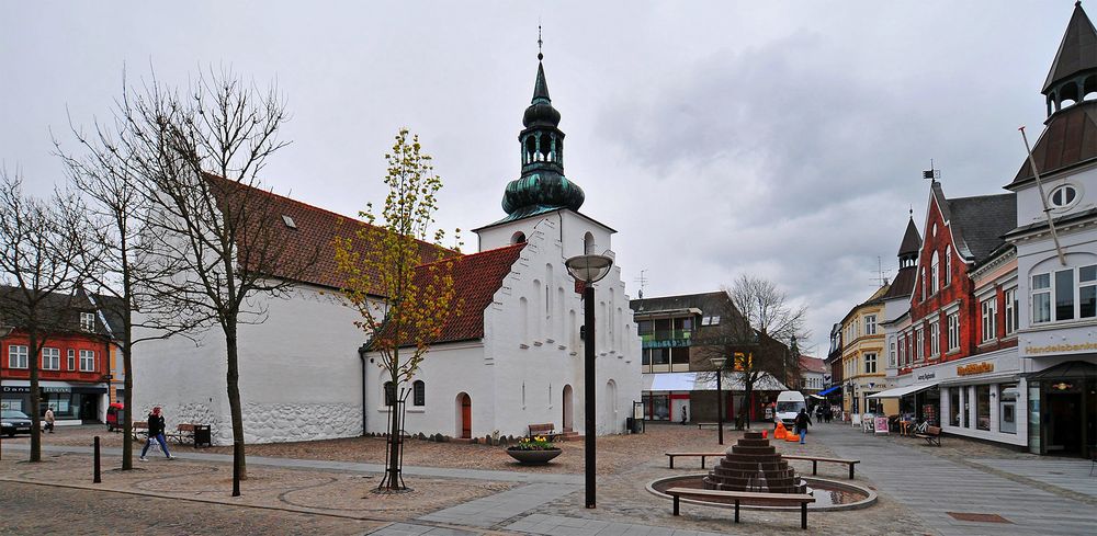 Dunkle Wolken über Lemvig (DK): Torvet-Platz mit Lemvig Kirke und Fußgängerzone Vestergade