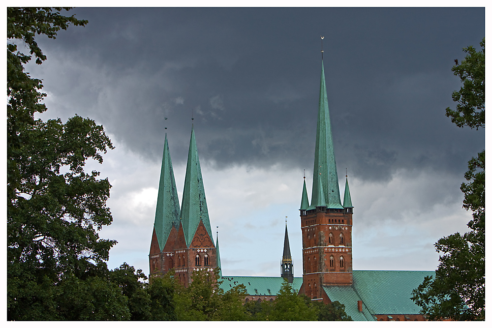 Dunkle Wolken über Lübeck...