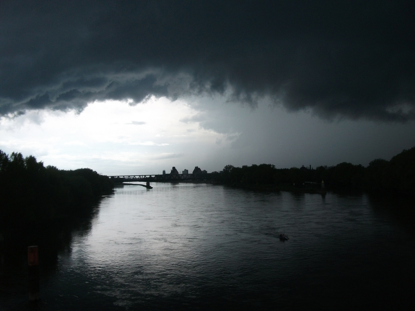 Dunkle Wolken über Magdeburg