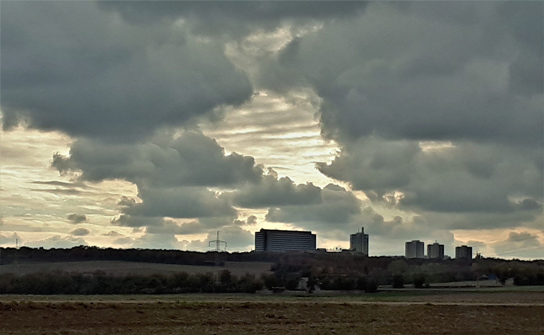 dunkle Wolken über Mainz