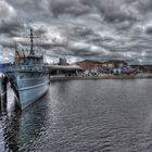 Dunkle Wolken über Minenjagdboot Weilheim