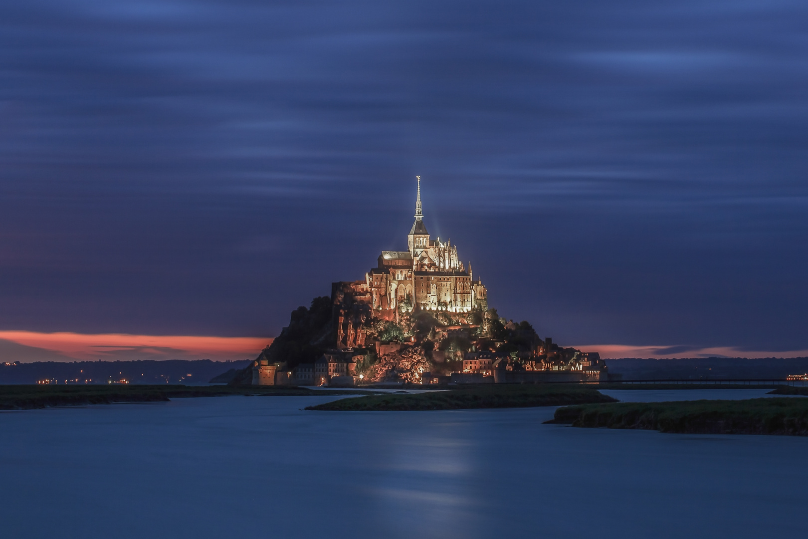 dunkle Wolken über Mont Saint Michel