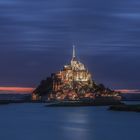 dunkle Wolken über Mont Saint Michel