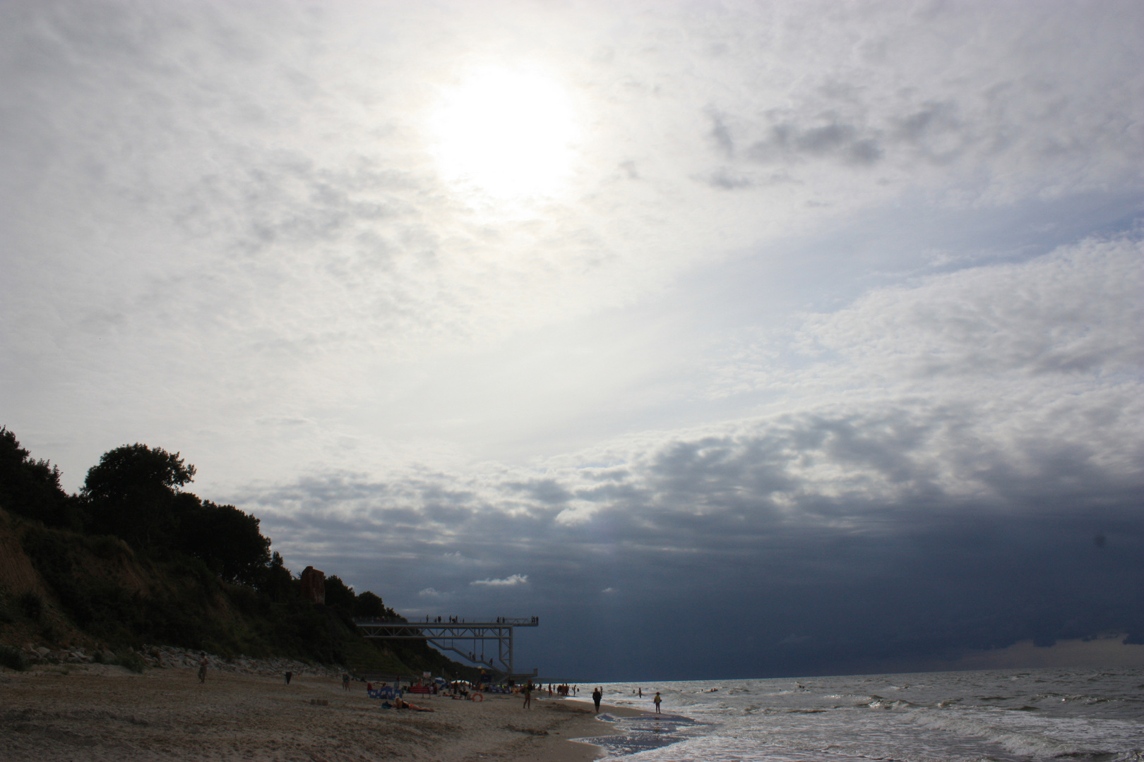 Dunkle Wolken über Ostseestrand