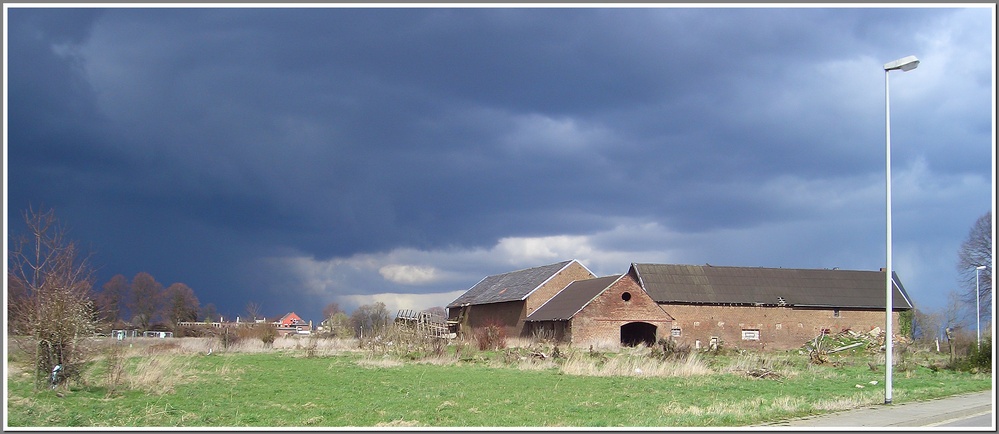 Dunkle Wolken über Otzenrath im März 2007