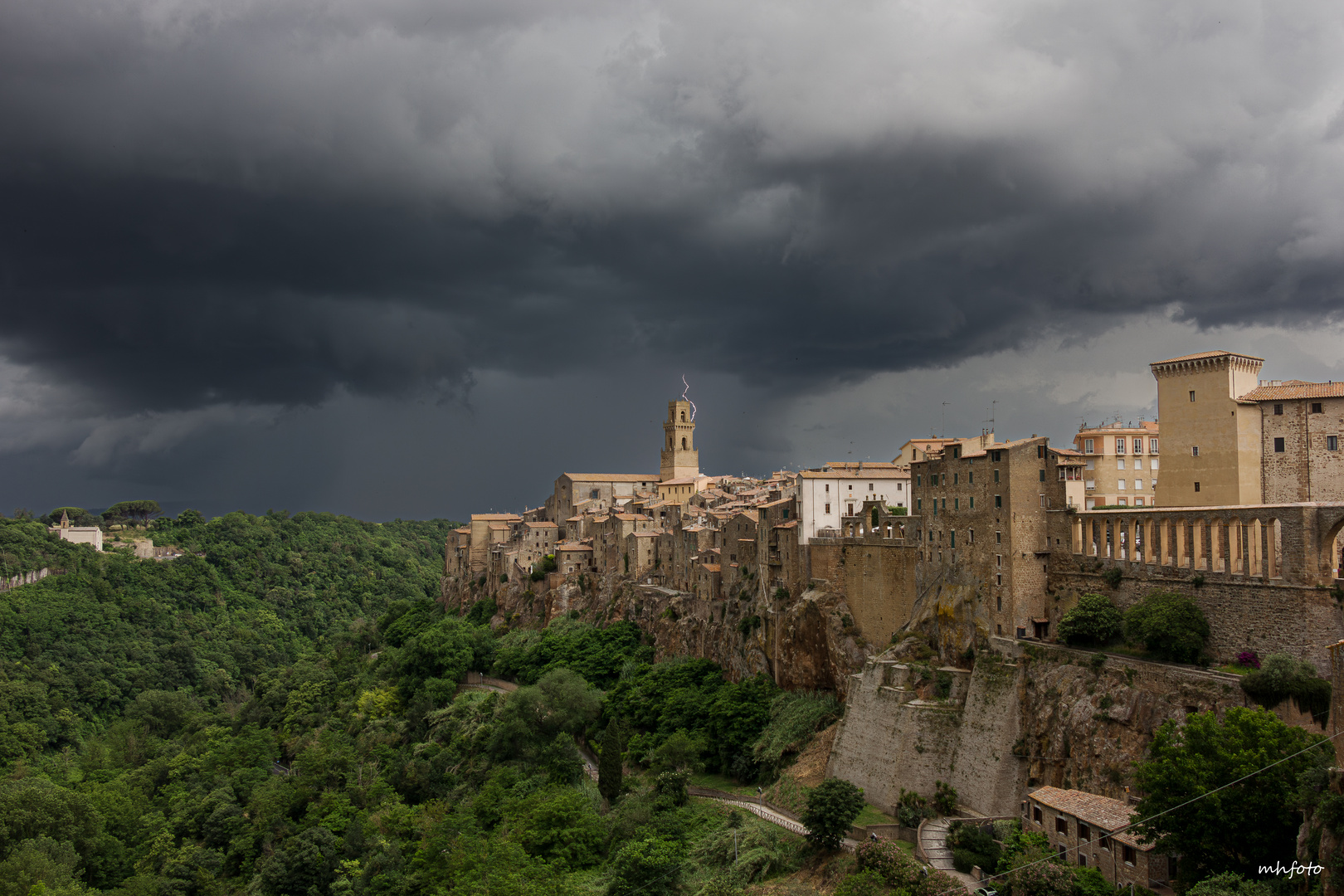 Dunkle Wolken über Pitigliano