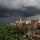 Dunkle Wolken über Pitigliano