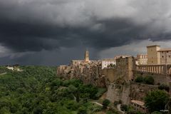 Dunkle Wolken über Pitigliano