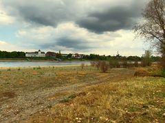 Dunkle Wolken über Porz am Rhein