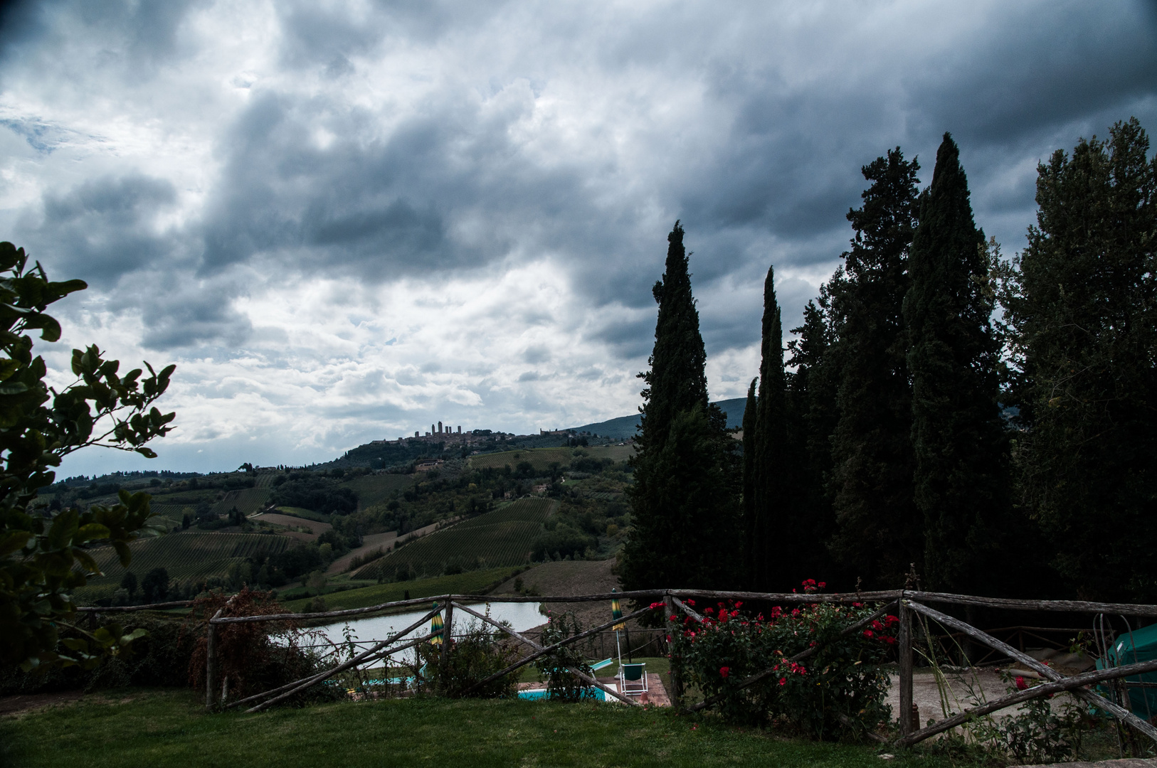 dunkle Wolken über San Gimignano , in der Nähe von Florenz