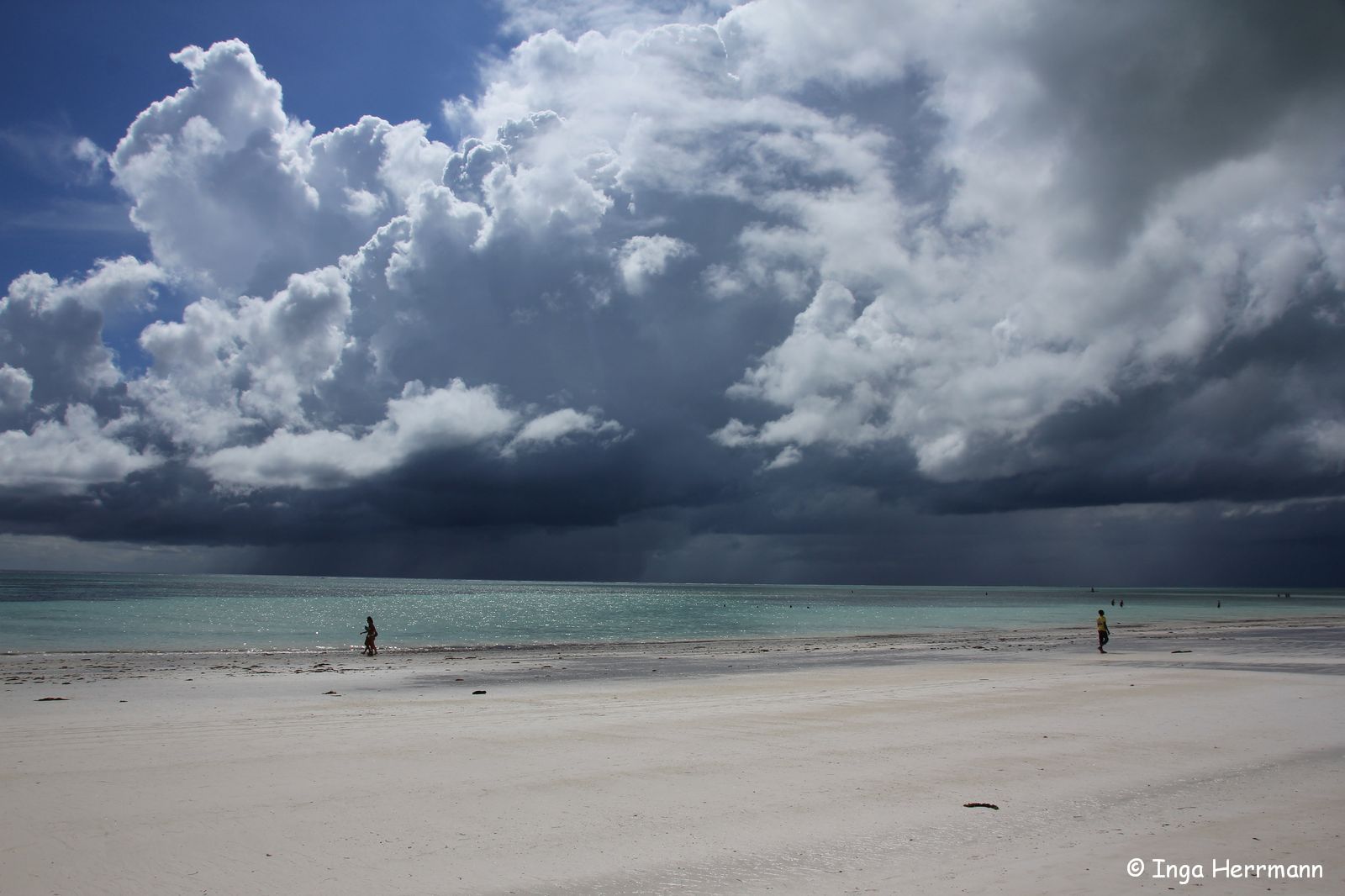 Dunkle Wolken über Sansibar