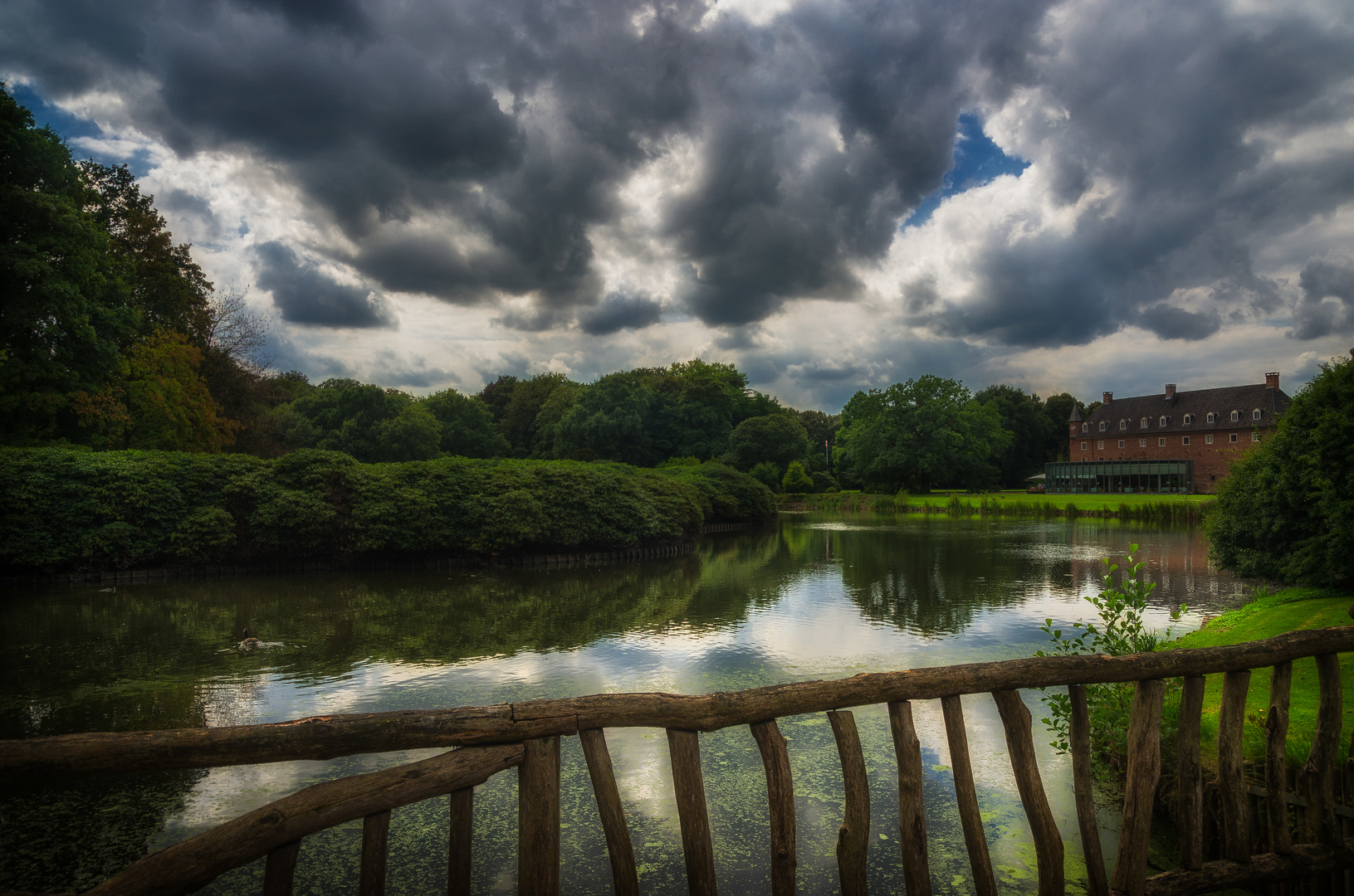 ....dunkle Wolken über Schloss Anholt..